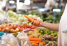 Hasta qué hora está abierta la tienda de alimentos más cercana
